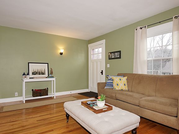 5th image of 2 Elmwood Dr