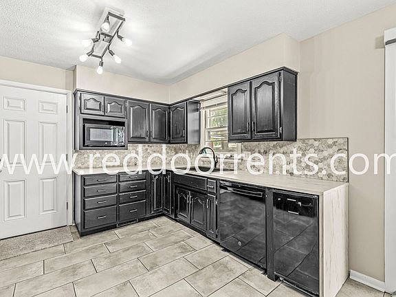 3rd image of 916 Linda Dr