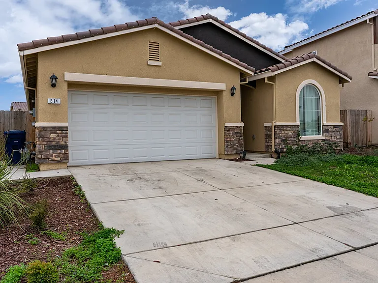 814 Courtney Ct — Photo 3