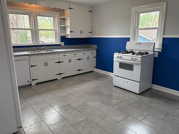 3rd image of 1205 Westmeade Dr