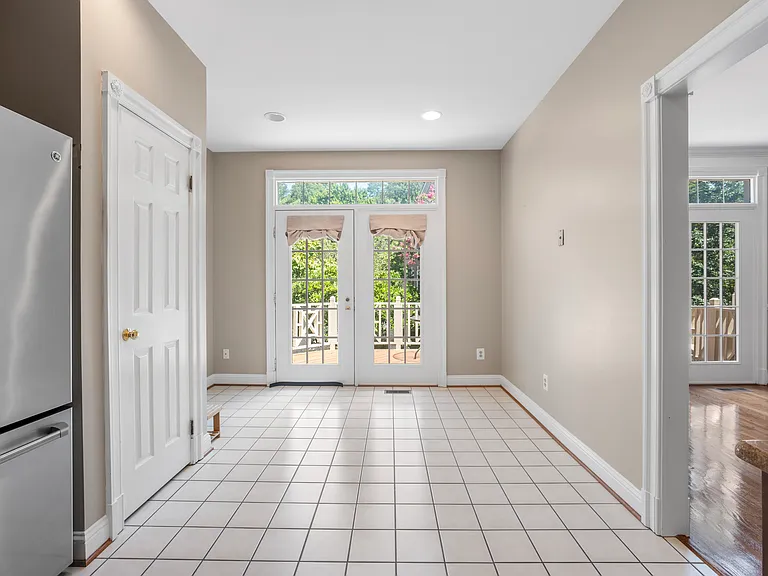 10186 Castlewood Ln — Photo 16