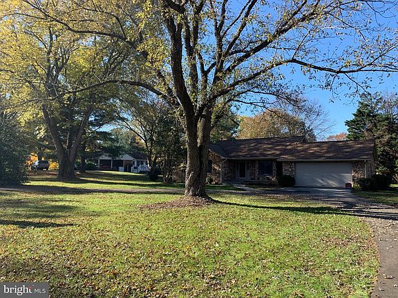 3rd image of 128 Lake Shore Dr