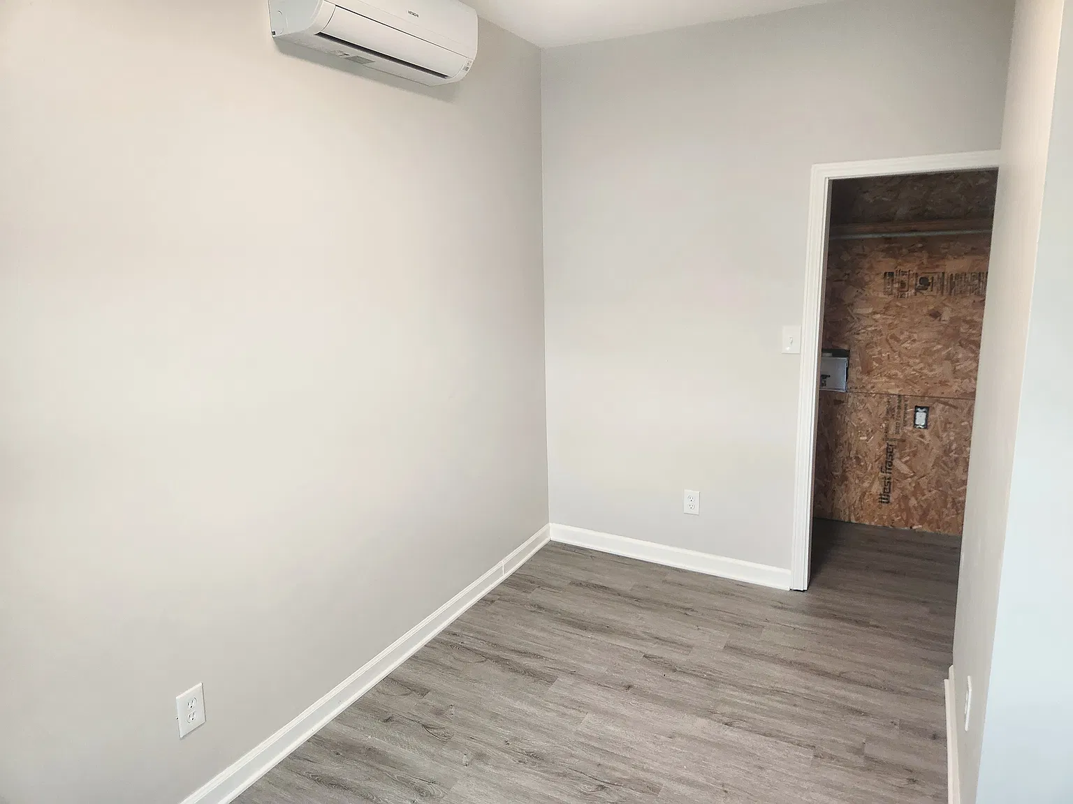 154 S Market St — Photo 3