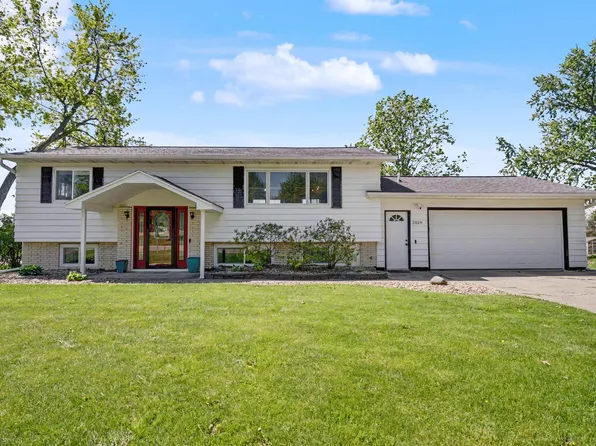 2019 Greenhill Dr, Cedar Falls, IA 50613