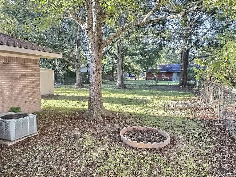 302 Hunter Dr — Photo 23