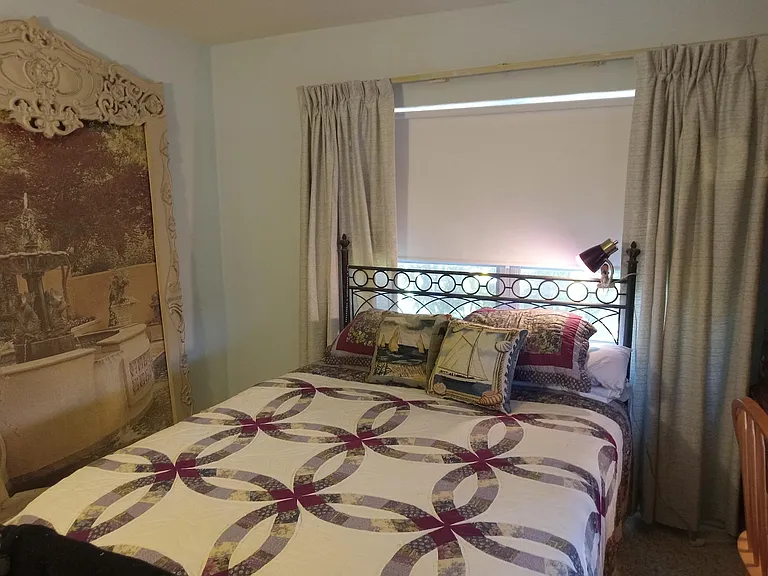 Front bedroom with Queen size bed. Lots of natural light. (Rented without the bed.)