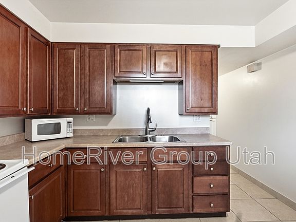 4th image of 1049 E Crandall Ave