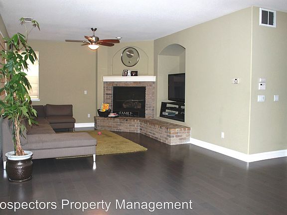 3rd image of 8831 Zinnia St
