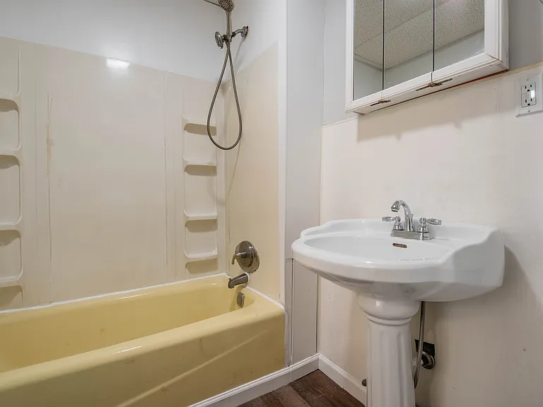 256 E Grove St — Photo 18