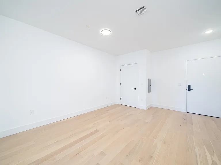 649 38th St #211 — Photo 7