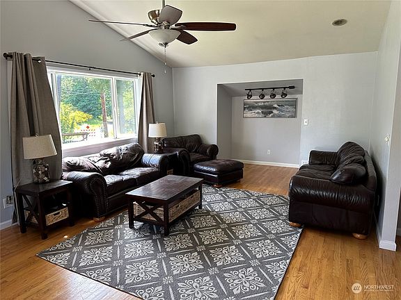 3rd image of 1429 Pottery Avenue