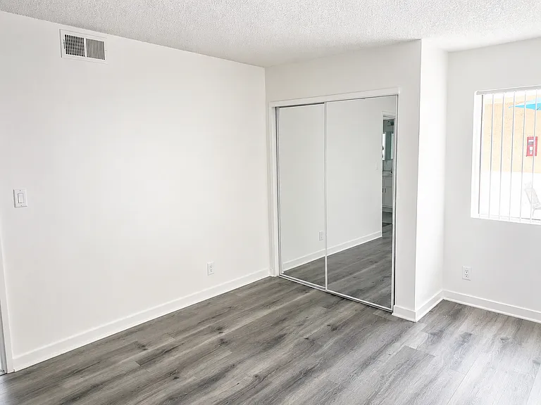 15020 Burbank Blvd — Photo 12