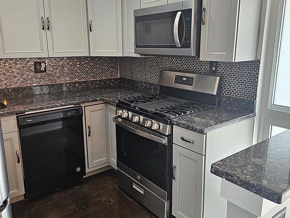 3rd image of 210 James Ct