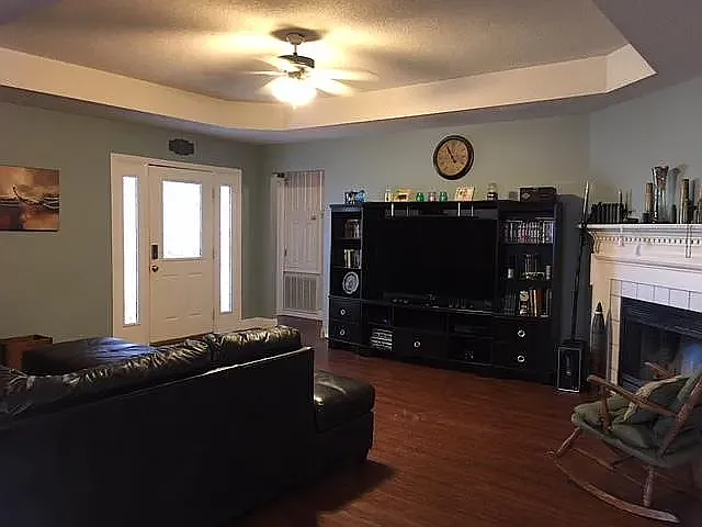 832 Fairview Dr — Photo 3