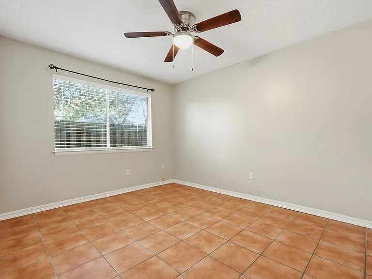 201 College Blvd E #11 — Photo 27