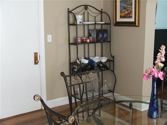 2nd image of 3212 N Ravenswood Ave #2