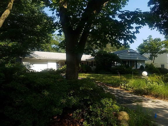 2nd image of 11 Millstream Ln
