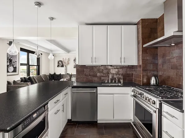 300 West 23rd Street image 4 of 9