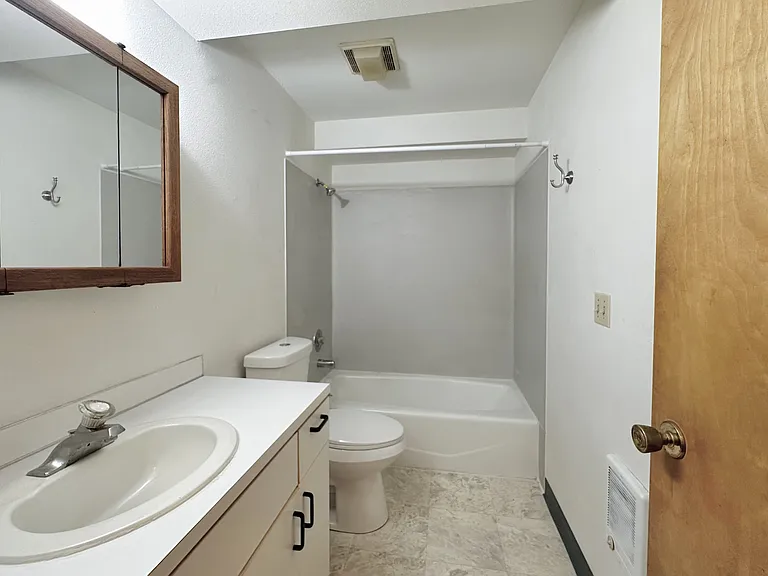 318 E 6th St — Photo 11