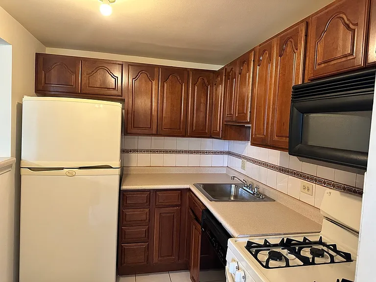 1460 Fairlane Dr #225 — Photo 3