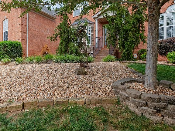 5th image of 303 Findon Ct