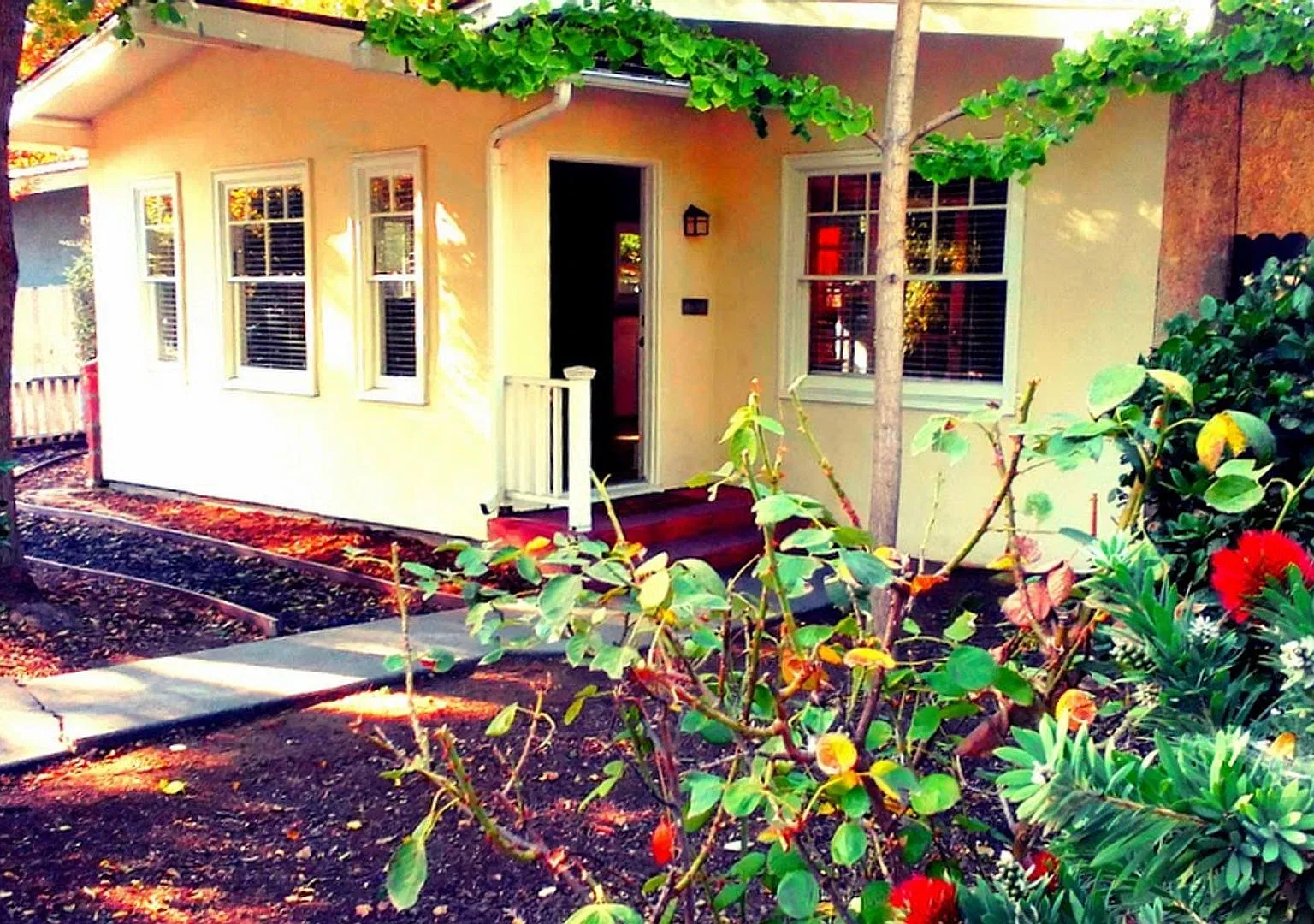 Adorable 2 Bedroom House! — Photo 1