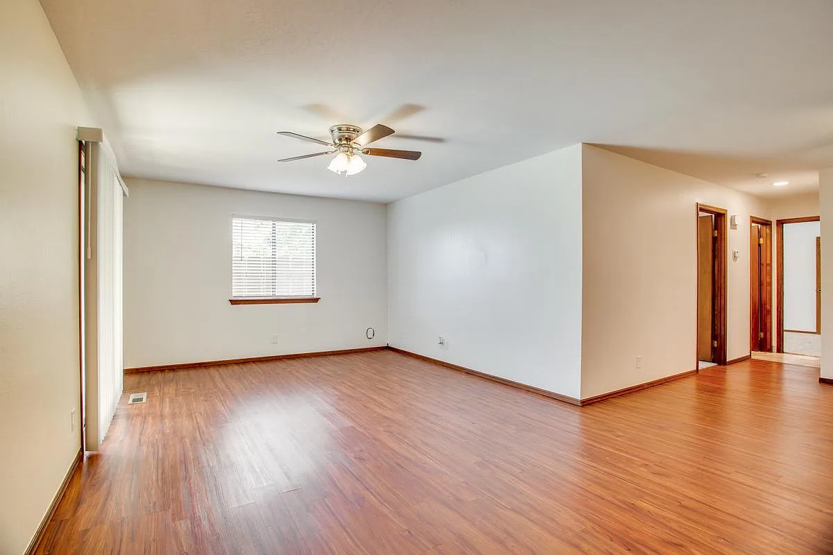 2 bed, 1000 sqft, $895 — Photo 2