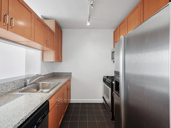 4th image of 420 W 42nd St APT 30C