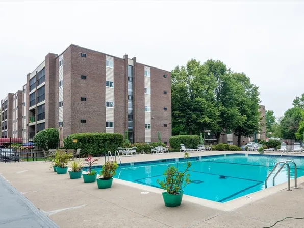 66 Main St APT 15A, Stoneham, MA 02180