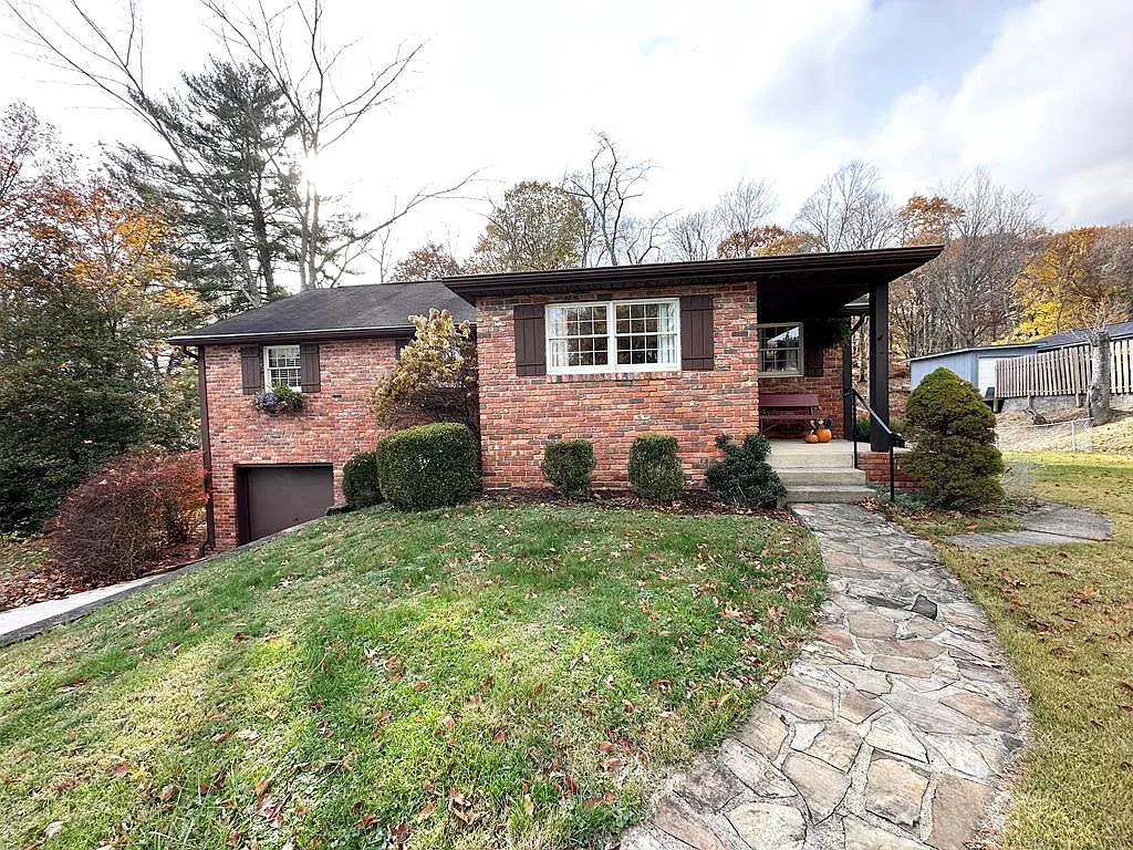 42 LEE DRIVE photo 1
