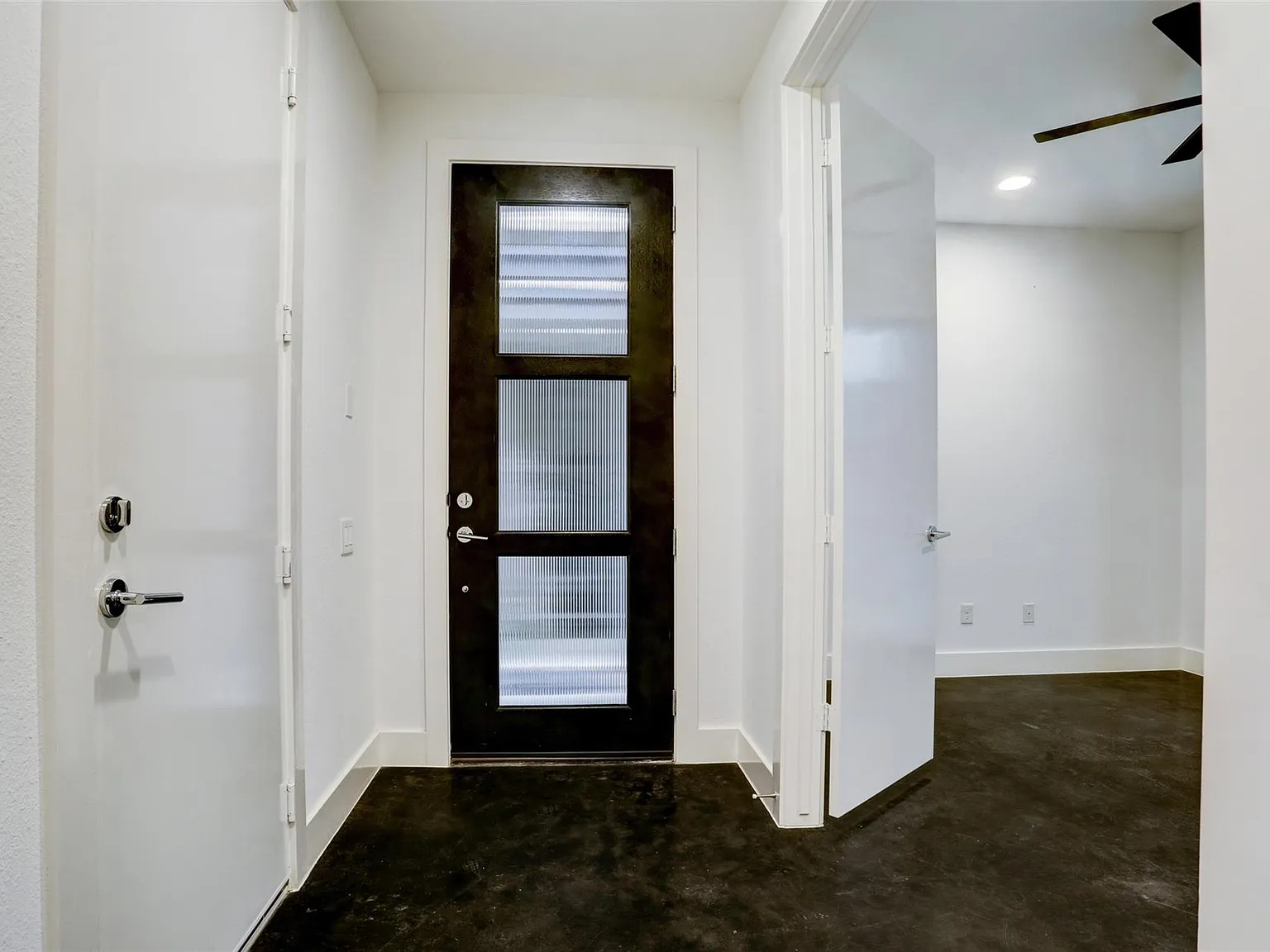 3 bed, 3.5 bath, 2050 sqft, $2,875 — Photo 2