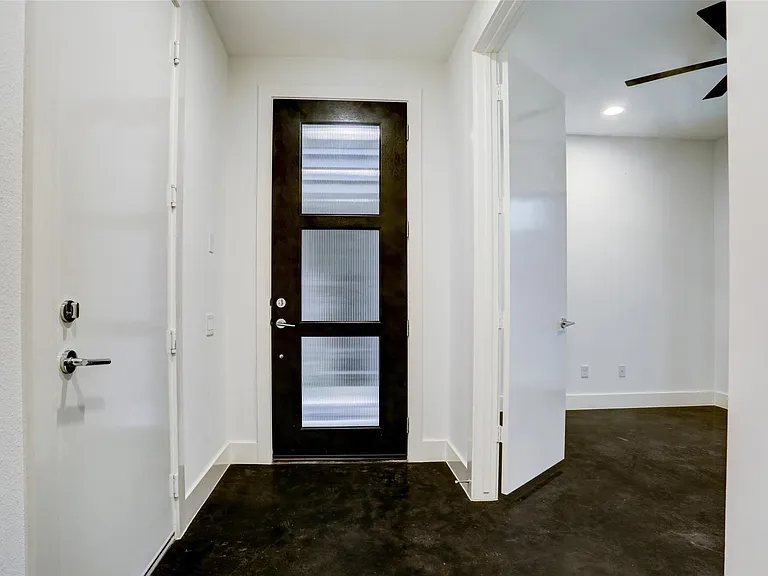 2344 Commerce St — Photo 2