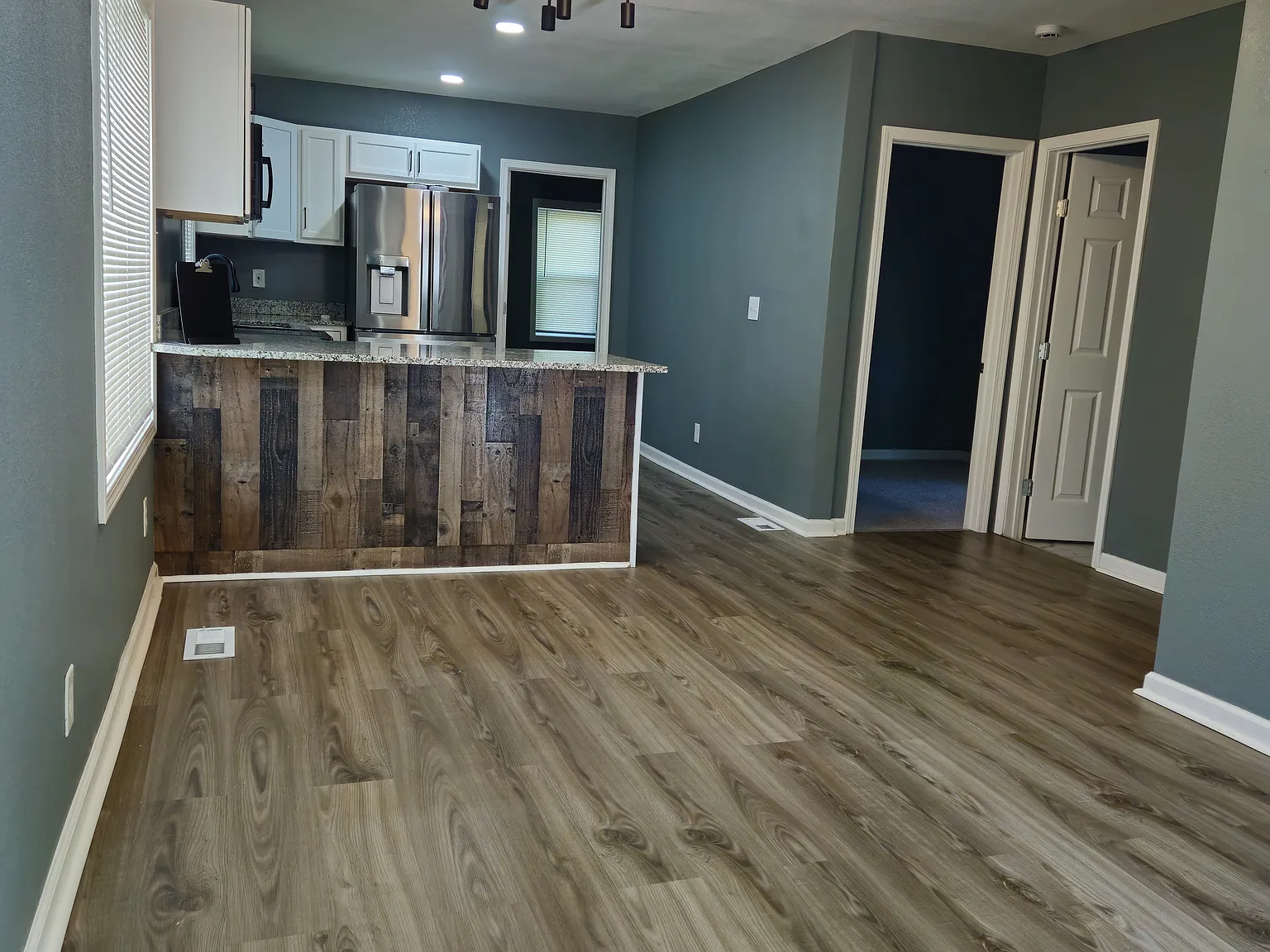 3 bed, 809 sqft, $1,300 — Photo 2