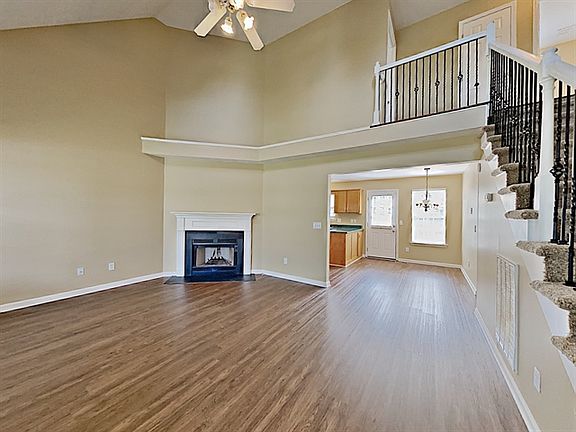 3rd image of 2822 Meadowglen Cir