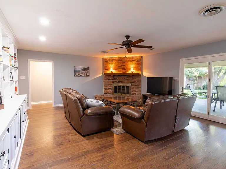 1535 Primrose Dr — Photo 11