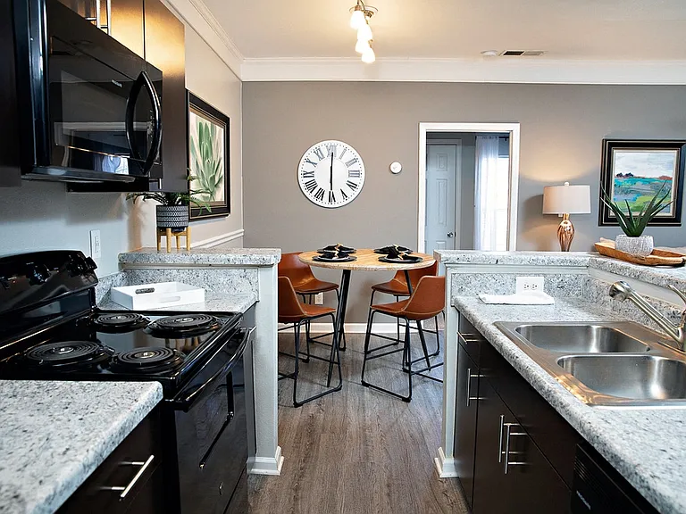 Southpoint Estate Apartments — Photo 21