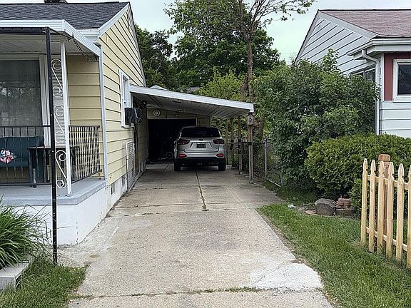 3rd image of 585 Rosewood Ave