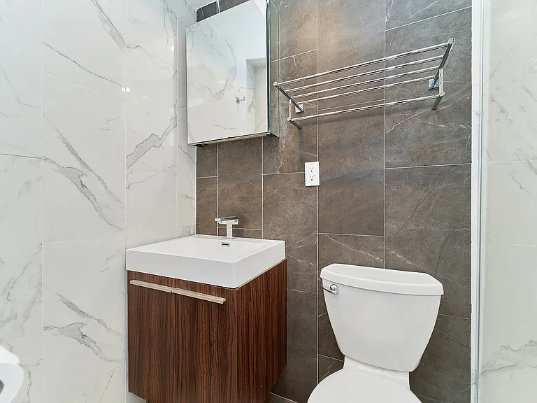 224 W 13th St #2R — Photo 3
