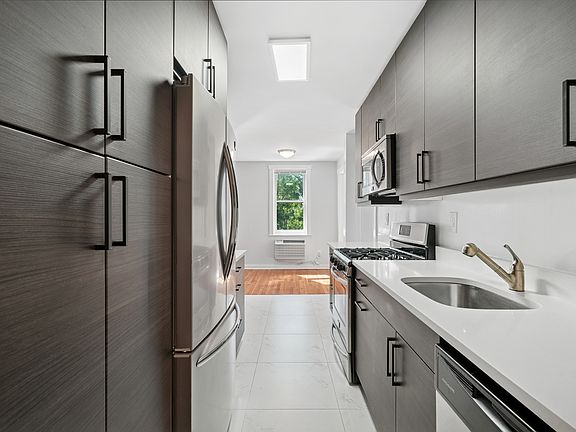 3rd image of 1135 Pelham Pkwy #1C