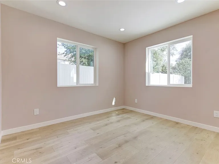 15557 Wyandotte St — Photo 10