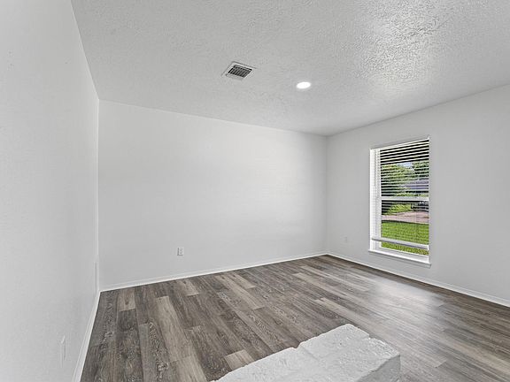 3rd image of 5403 Tavenor Ln