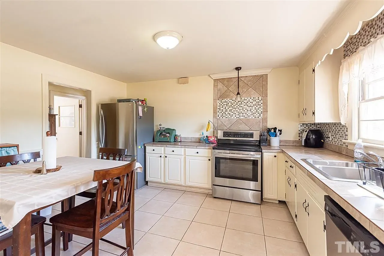 3 bed, 1429 sqft, $1,950 — Photo 3