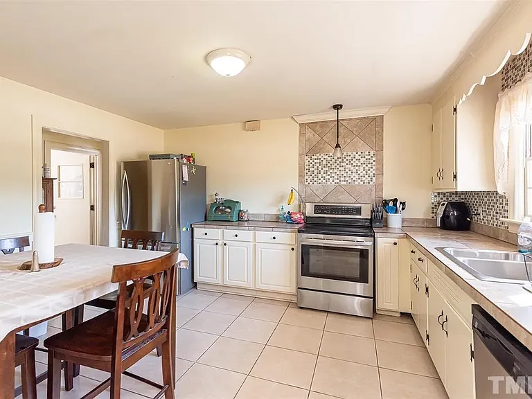 403 E Jewett Ave — Photo 3