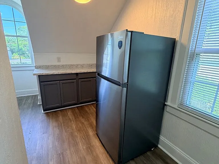 943 Marshall St #B — Photo 7
