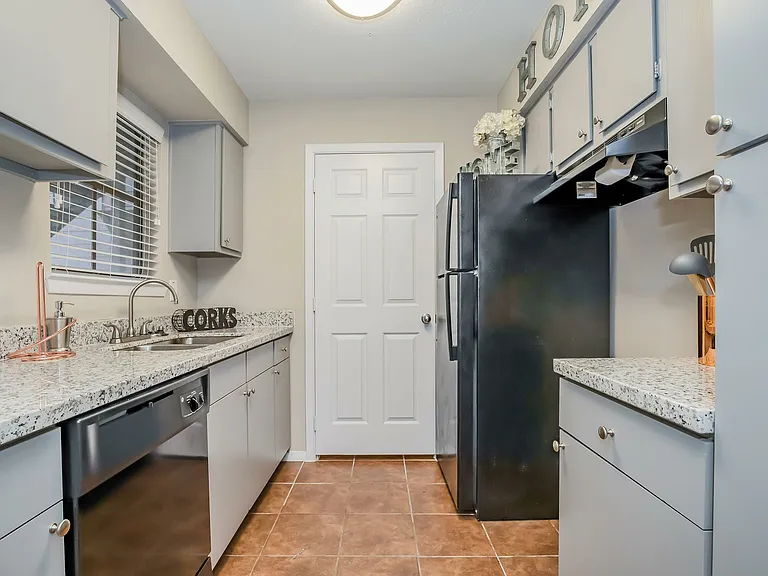 Del Lago Apartments — Photo 19