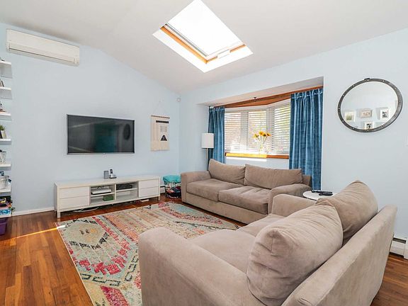 3rd image of 182 W 22nd St