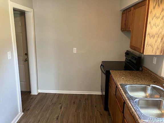 4th image of 983 Riley Ave