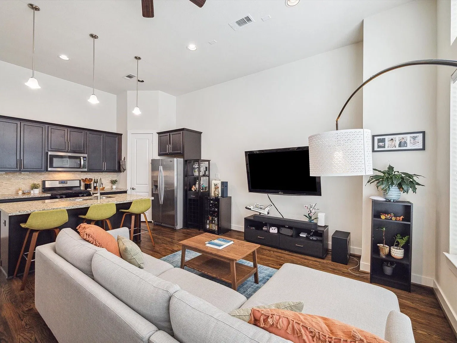 2 bed, 2.5 bath, 1586 sqft, $2,500 — Photo 4