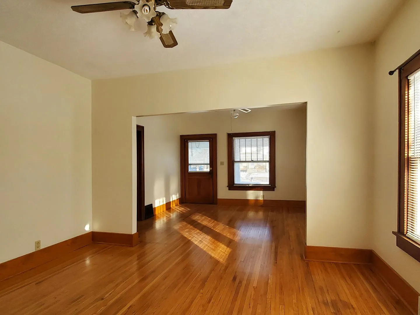 Small town living at it's finest. 3 bed 2 bath home on 1 full acre of land only 5 miles from Lincoln — Photo 2