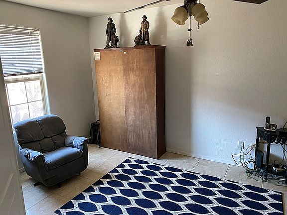2nd image of 1010 E Leslie Ave